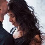 пара стоит в обнимку