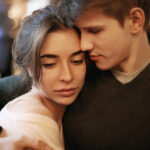 парень обнимает девушку