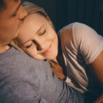 девушка лежит на груди у парня